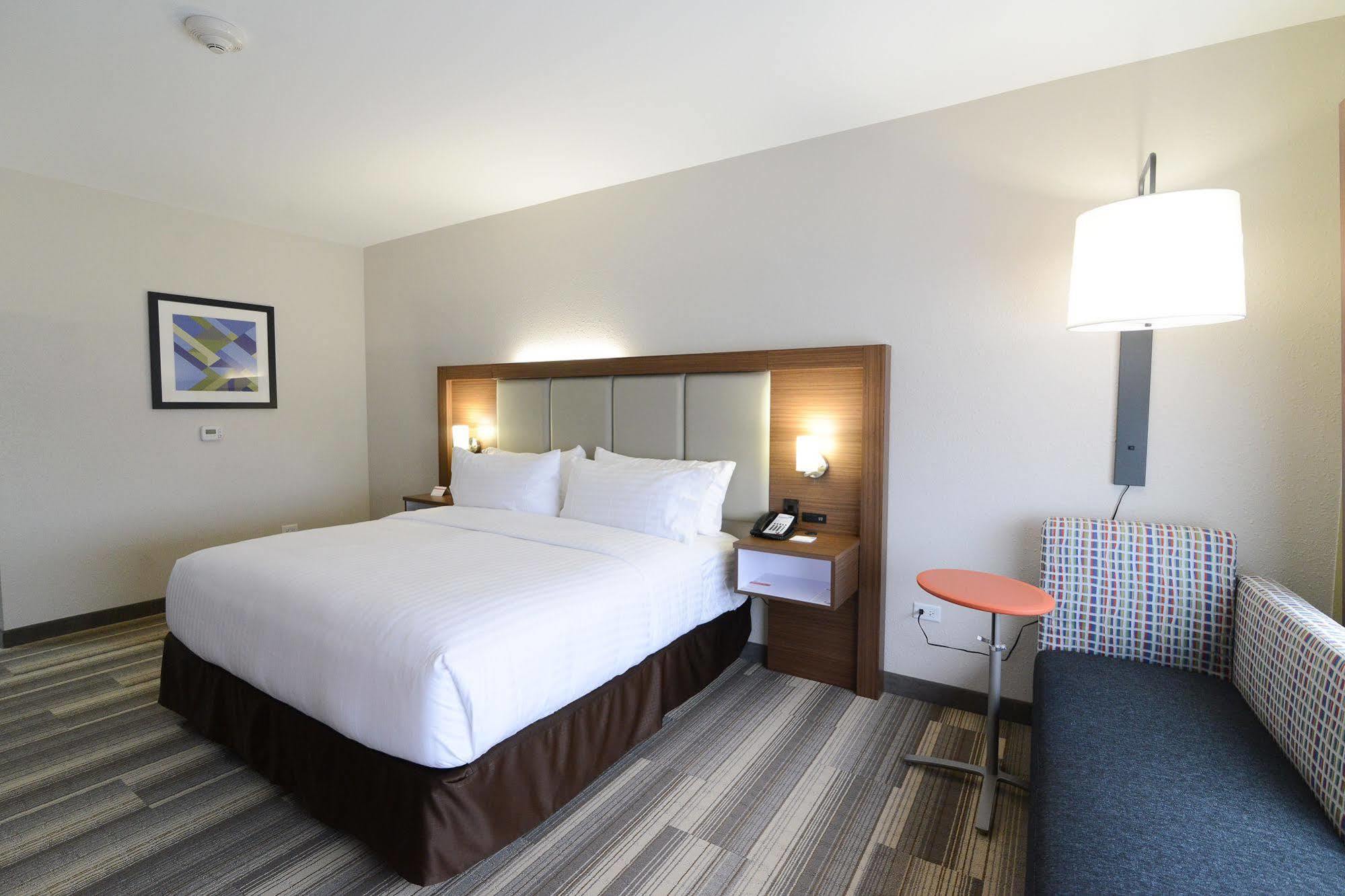 Holiday Inn Express & Suites Chicago North Shore - Niles By Ihg Exterior photo